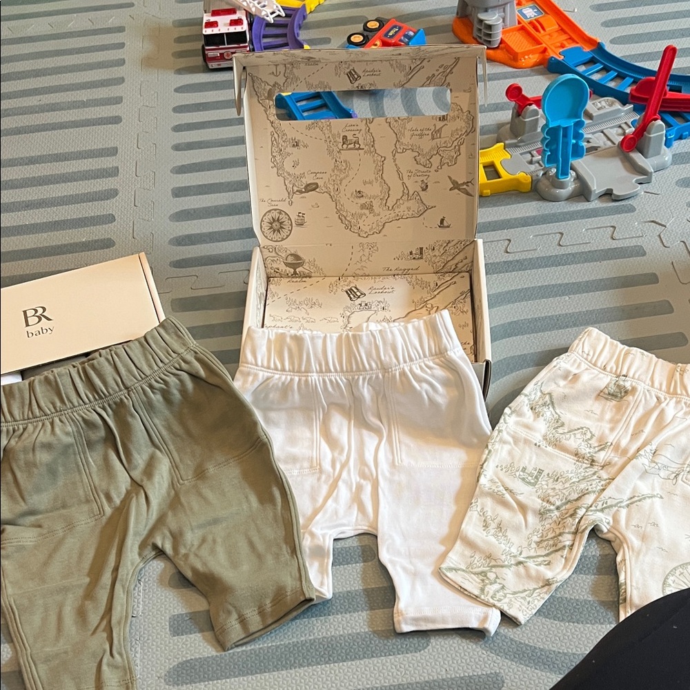 Banana Republic Kids Shorts Set of 3 in Box - Green, White, Patterned